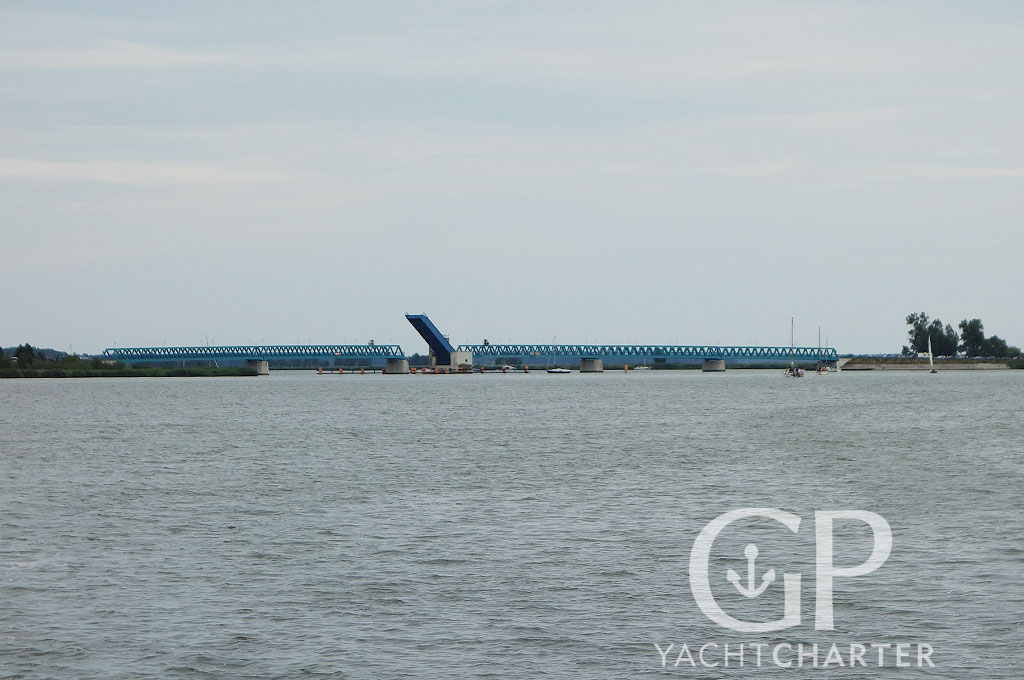 Von Rankwitz aus erreicht man nach ca. 10km die Zecheriner Brücke. Auch hier reicht bei geschlossener Brücke die Durchfahrtshöhe für die beiden Motoryachten, so dass man nicht auf die Brückenöffnung warten muss.