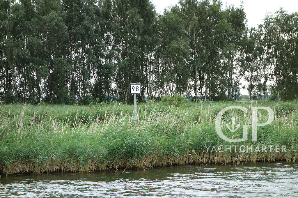 Rechts hinter der Brücke mündet die Peene in den Peenestrom. Die Mündung ist betonnt, so dass sie nicht mit dem Altarm verwechselt werden kann, dessen Befahrung verboten ist. Die Kilometrierung wurde 2012 erneuert, manche Karten stimmen damit nicht mehr.