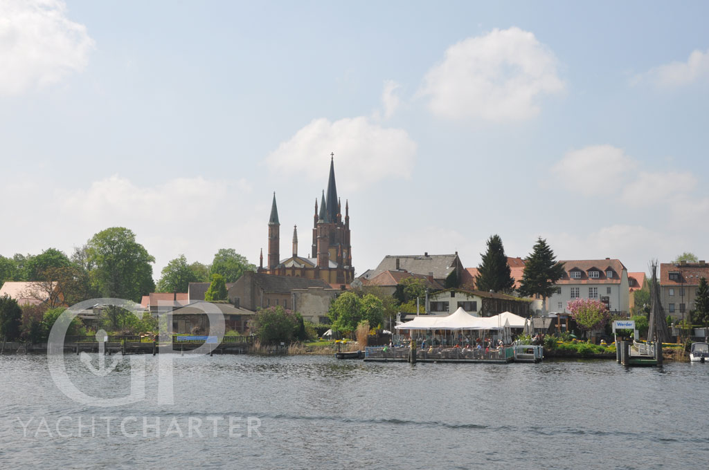 Neben der bekannten Inselstadt mit alten Fischerhäusern in den kleinen Gassen und der alten Bockwindmühle, die ein Symbol der Stadt ist, sind in Werder weitere Sehenswürdigkeiten einen Besuch wert. Werder ist traditionelles Obstanbaugebiet. Nicht nur zur Baumblüte (jähliches Volksfest) laden viele Obstgärten zum Verweilen ein. Im Frucht-Erlebnis-Garten in Petzow am Glindower See sollte man auf jeden Fall einen Stopp einplanen. Außerdem finden Sie in Werder das nördlichste Weinanbaugebiet Deutschlands, den Werderaner Wachtelberg.