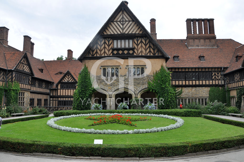 Wir verlassen die Glienicker Brücke Richtung Nordwesten. Nach ca. 500m sehen wir an Backbord den Park vom Schloss Cecilienhof. Hier wurde 1945 das Potsdamer Abkommen geschlossen. Für den Besuch des Neuen Gartens mit dem Schloß Cecilienhof und dem Marmorpalais empfiehlt sich der Anleger direkt neben der Alten Meierei.