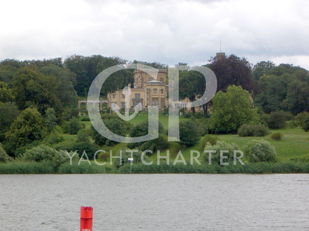 Wir verlassen die Potsdamer Havel in die Glienicker Lake. Nördlich sehen wir die Glienicker Brücke. Wir halten uns südöstlich und biegen in den Griebnitzsee ein. An Steuerboard sehen wir Schloß und Park Babelsberg, die sich von ihrer schönsten Seite präsentieren (manchmal sogar mit Fontäne).