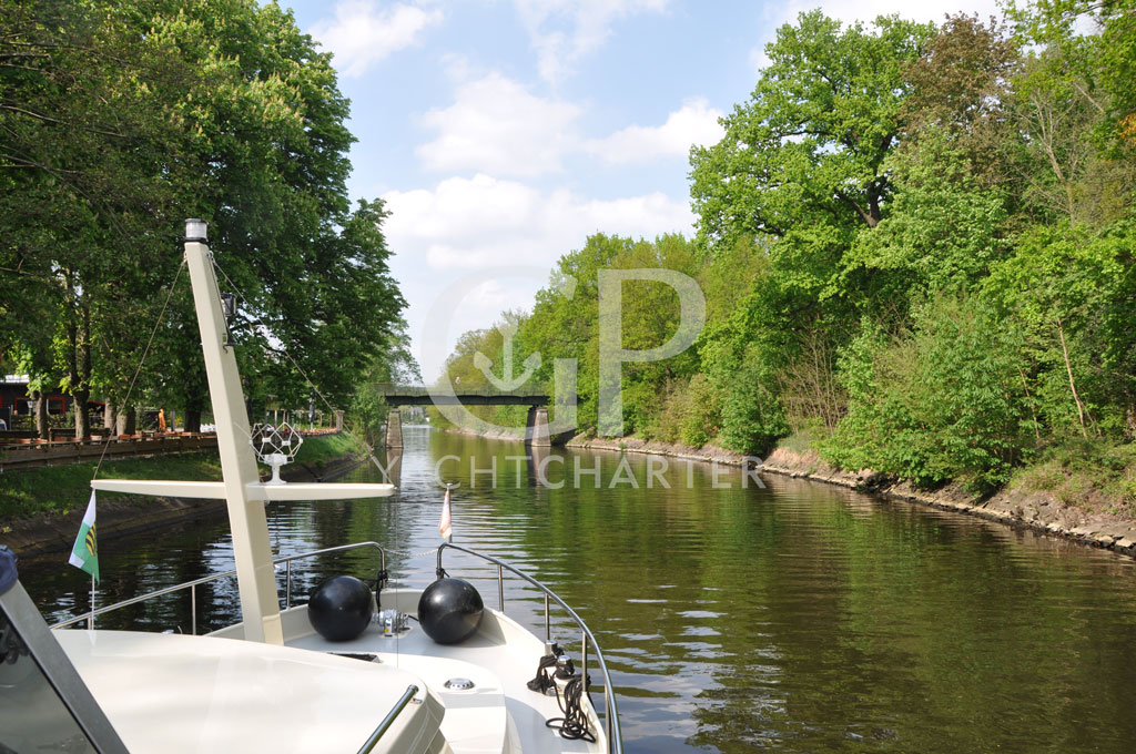 Die Besonderheit des Griebnitzkanals: Die Einfahrt ist zeitlich begrenzt. In Richtung Teltowkanal darf zu jeder vollen Stunde bis 20 Minuten danach eingefahren werden, in Richtung Wannsee darf zur halben Stunde bis 20 Minuten danach eingefahren werden. Darauf sollte die Zeitplanung des Törns abgestellt werden.