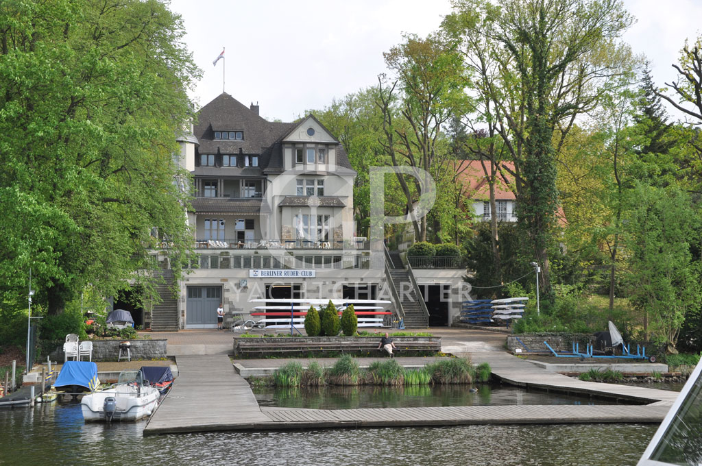 Auf dem Weg zum Großen Wannsee passieren wir zunächst den Stölpchensee und Pohlesee, bis wir schließlich über den Kleinen Wannsee in den Großen Wannsee einfahren. Die gesamte Passage wird von zahlreichen Villen und anderen architektonischen Zeugnissen der Vergangenheit umrahmt. Viele traditionsreiche Rudervereine haben hier ihr Domitzil.