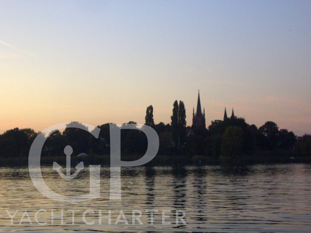 In diesem Törn belassen wir es mit einem kurzen Abstecher Richtung Brandenburg. Wir wenden und fahren an Ketzin vorbei Richtung Osten. An der Einmündung des Sacrow-Paretzer Kanals biegen wir jetzt nach Steuerbord in die Potsdamer Havel ein. An Phöben und Töplitz vorbei erreichen wir nach ca. 10 Flusskilometern unseren Ausgangspunkt, den Cityport Werder, wieder.